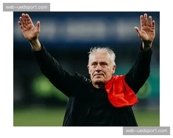 深度:解析弗赖堡主帅施特赖希坚守多年的三中卫体系